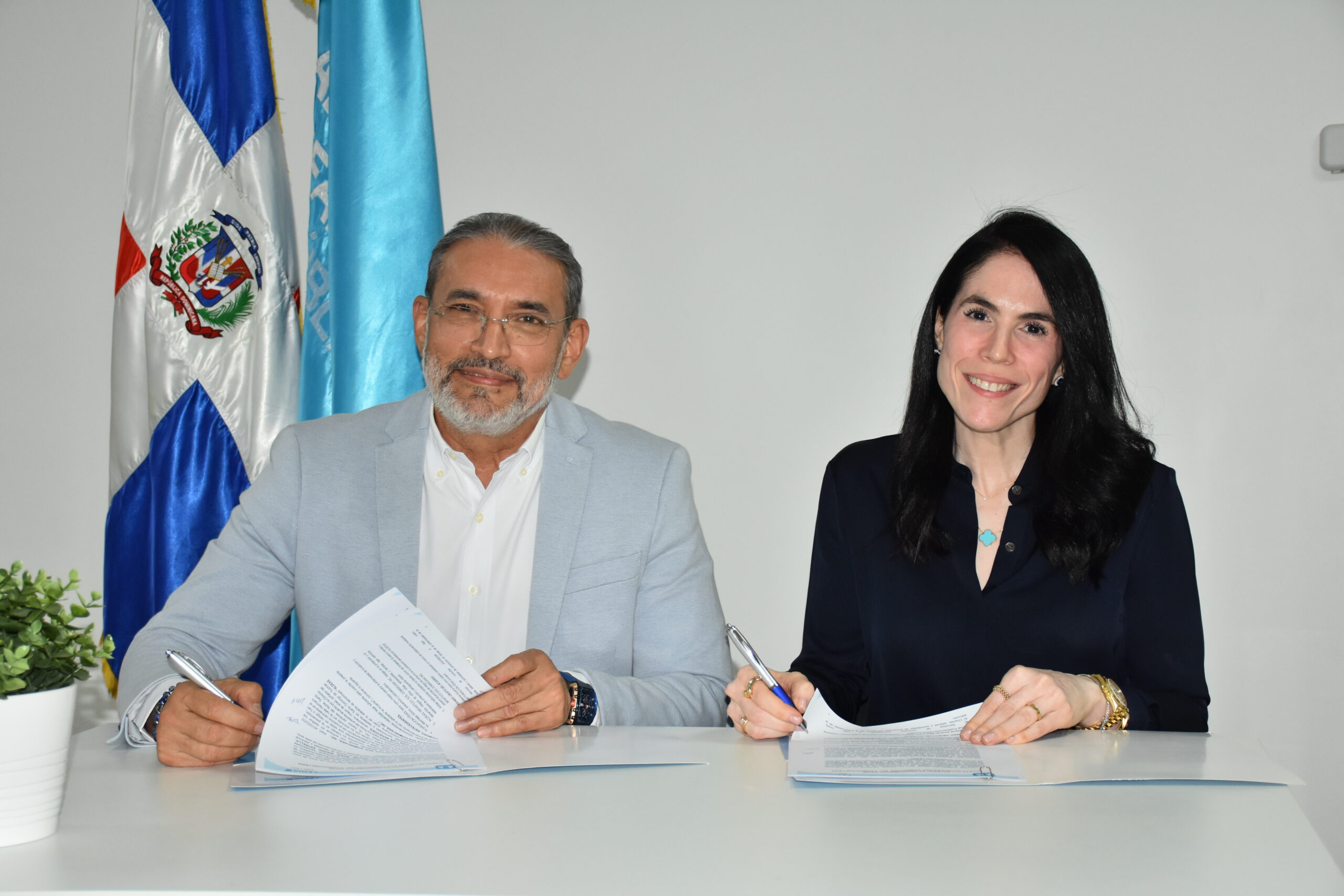 Dianne Marie Bisonó Estrella, presidenta de Fundación Fénix, y José Luis Benavides, director nacional de Aldeas Infantiles SOS República Dominicana